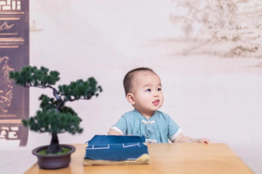 云梦怀孕肚子中间凹两边凸